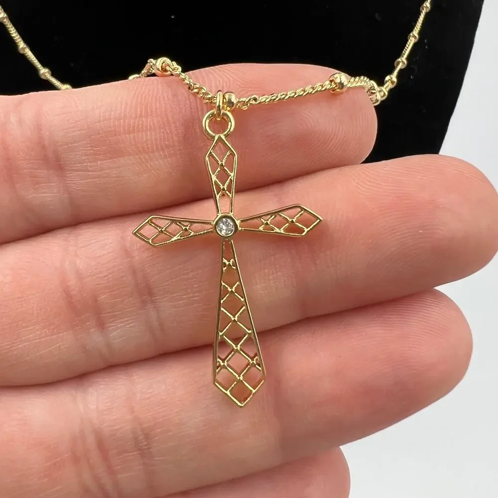 Vintage Gold Tone Filigree‎ Religious Cross Rhinestone Center Necklace 20